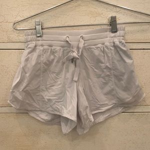 Lululemon White old Hotty Toddy 4” short